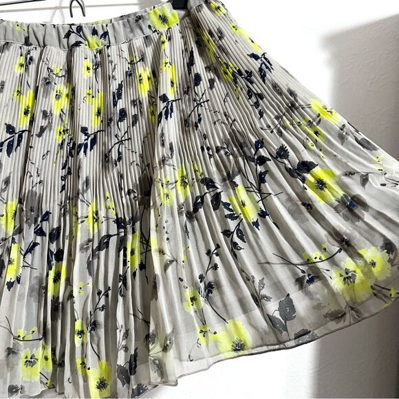 Old Navy Gray floral pleated elastic waist mini skirt, size small - Picture 2 of 7